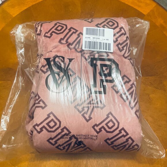 PINK Victoria's Secret Plush Cozy Sherpa Logo Blanket - NWT - Picture 2 of 3
